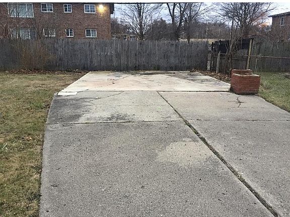 5th image of 21451 Cambridge Ave