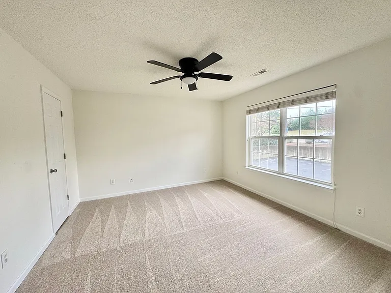 Lakeview Apartments — Photo 19