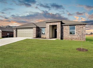 1062 Pebble St, Prairie Grove, AR 72753