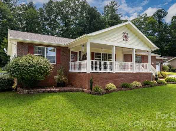 40 Meadow Dr, Horse Shoe, NC 28742