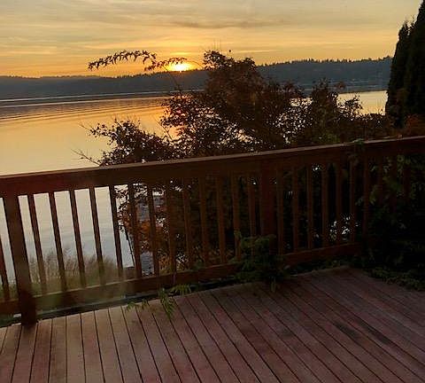 3rd image of 929 E Lake Sammamish Shore Ln SE #B