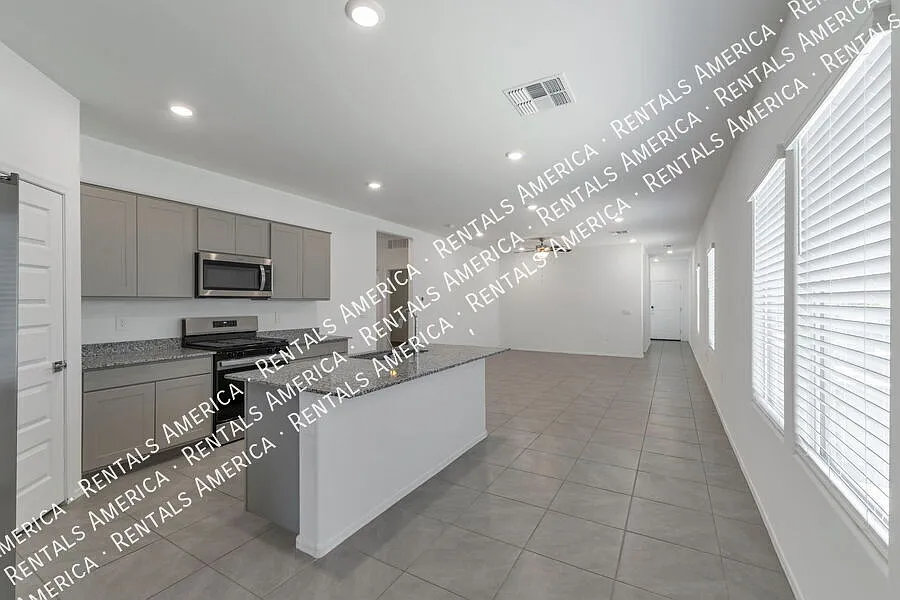 Great home on southeast side! — Photo 2
