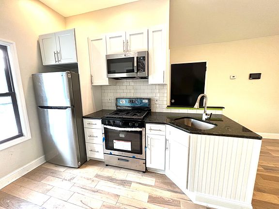 3rd image of 3301 Barker Ave