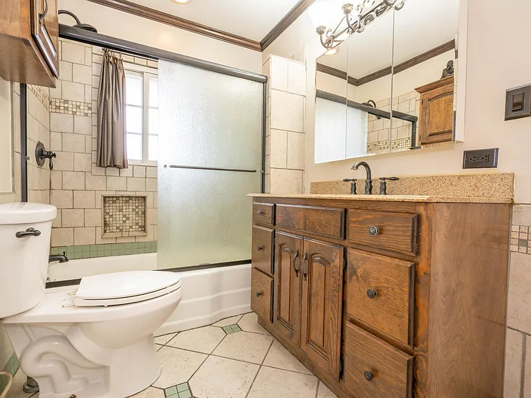6240 Cahuenga Blvd — Photo 11