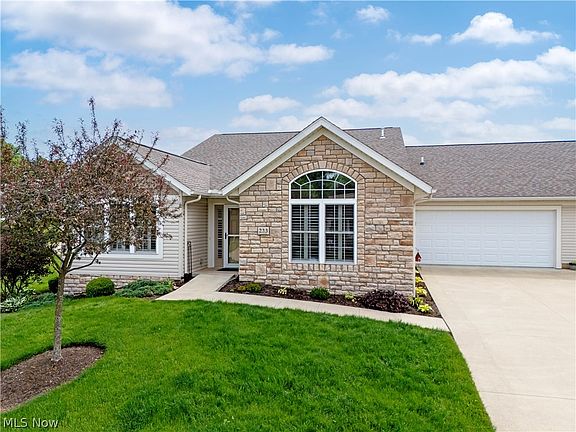 2nd image of 233 Woodbury Cir