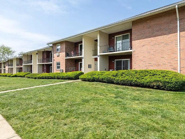 Edgewater Gardens Apartment Homes — Photo 19
