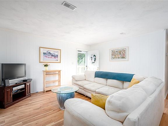 Livingroom View to Frontdoor