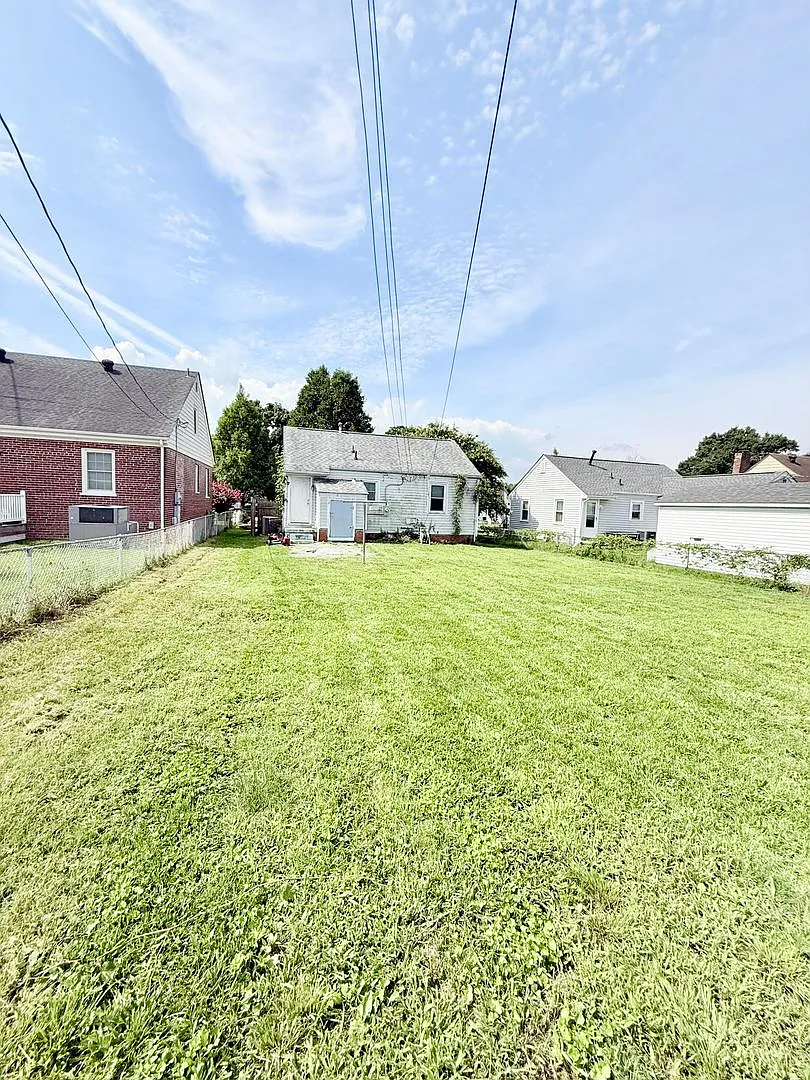 2 bed house on Rva Northside! Central hvac, hardwoods,all electric, lots of parking, laundry, — Photo 2