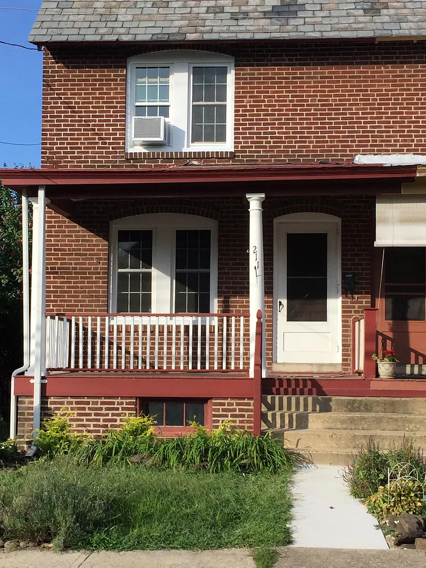 211 Harvey Ave photo 1
