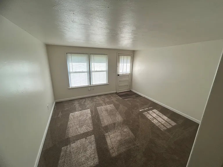 332 N Pitts St — Photo 3