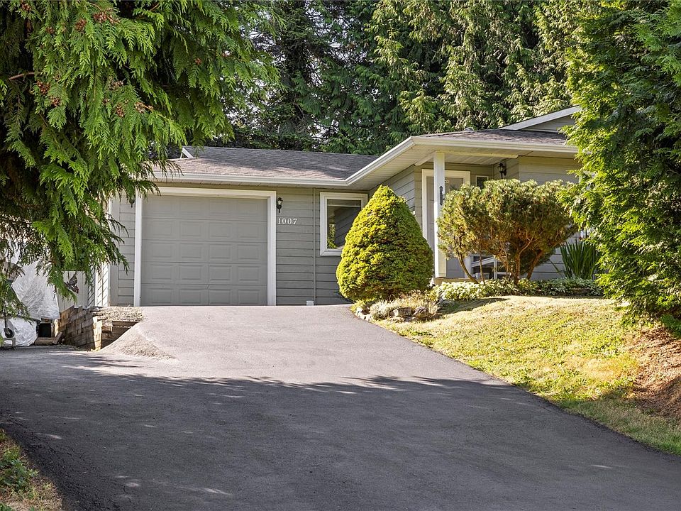 1st image of 1007 Centre Cres