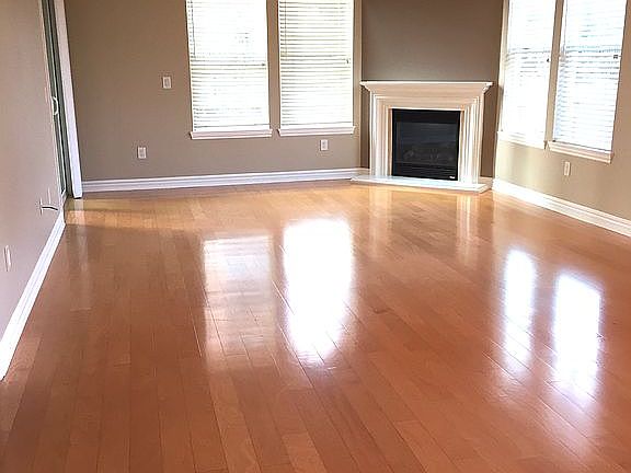 Living room & dining.