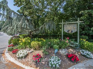 6 Anchorage Ln APT 5B, Oyster Bay, NY 11771