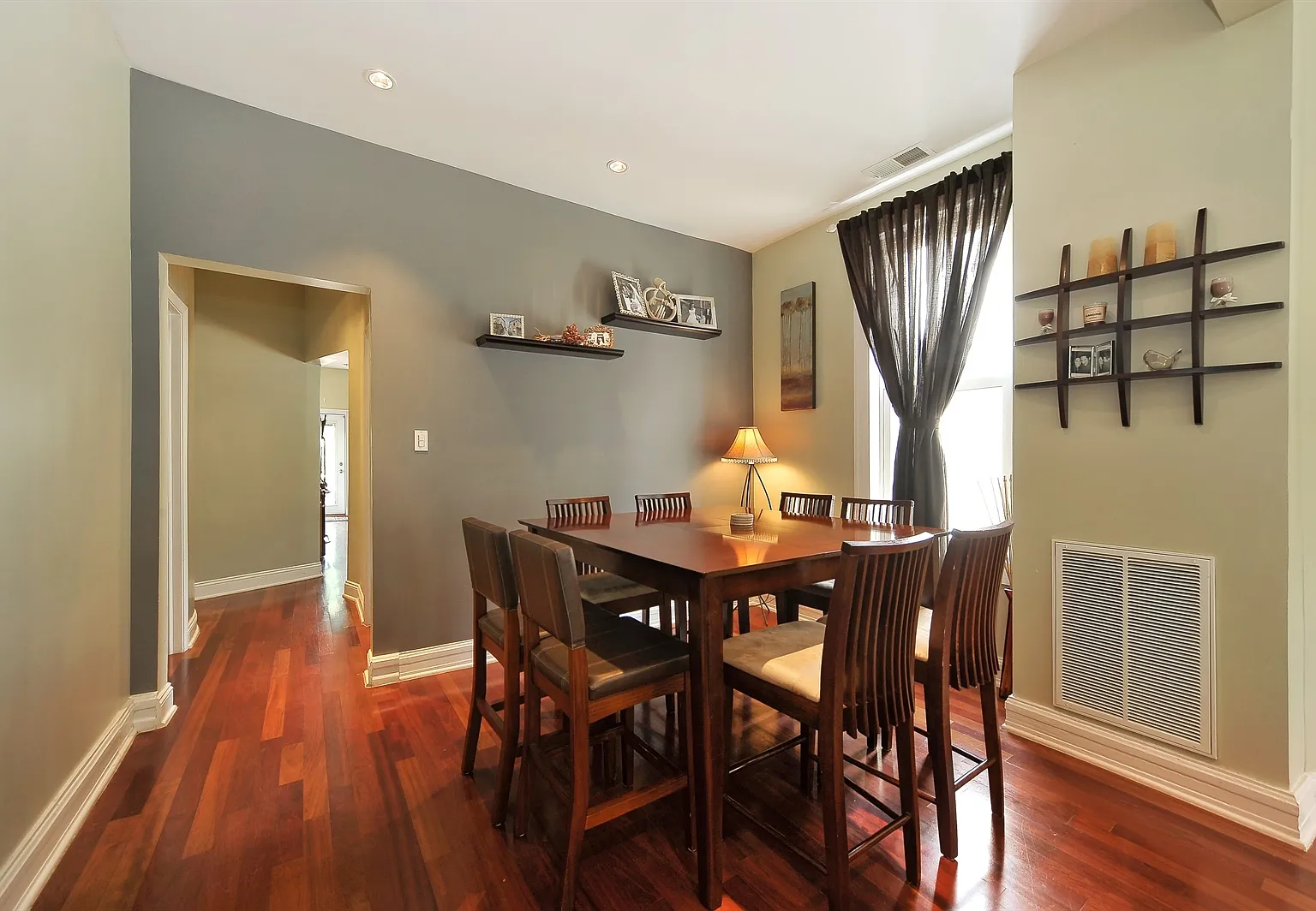3 bed, 2200 sqft, $3,000 — Photo 2
