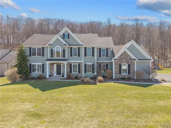 217 Starksboro Dr, Camillus, NY 13031