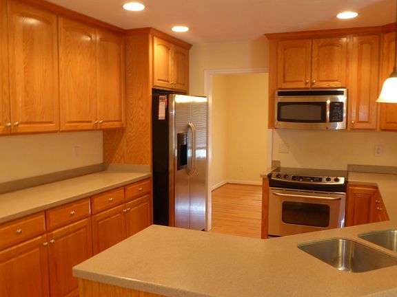 3rd image of 110 Oak Garden Dr
