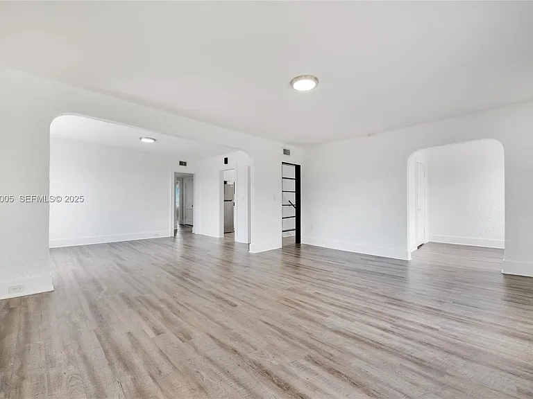 1736 SW 9th St #1738 — Photo 3