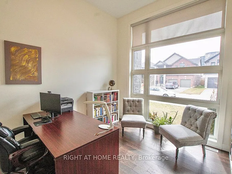 1345 Dyer Cres — Photo 2