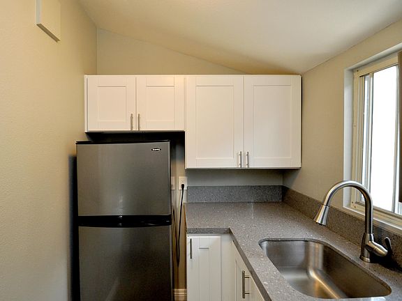 5th image of 2141 Front St APT C