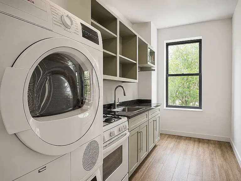 242 E 25th St #3 — Photo 2