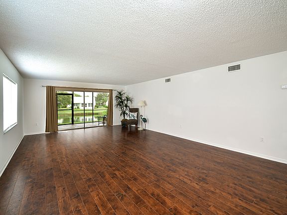 5th image of 4876 Independence Dr