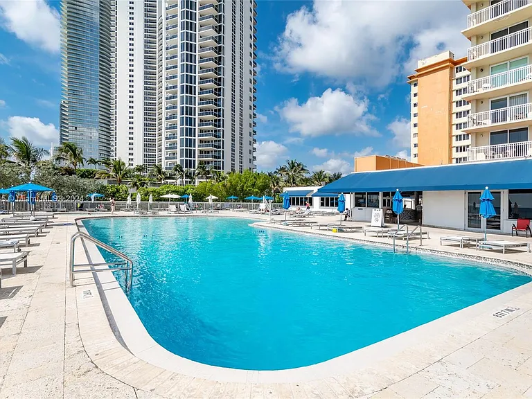 19201 Collins Ave #318 — Photo 5
