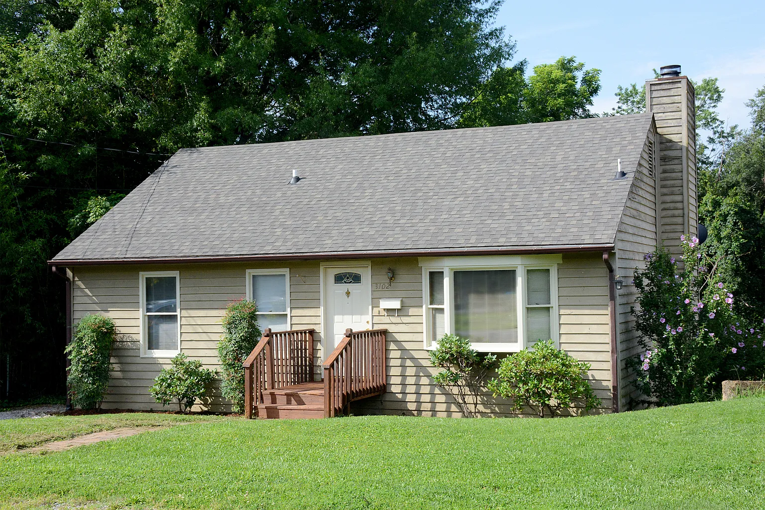 3102 Courtland Rd NW photo 1