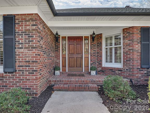 3rd image of 837 Tanglewood Dr NE