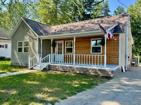427 Cedar St, Breckenridge, MI 48615