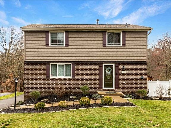 3rd image of 128 Darnley Dr