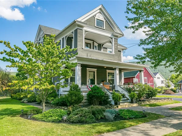 27 Thrall St, Naples, NY 14512