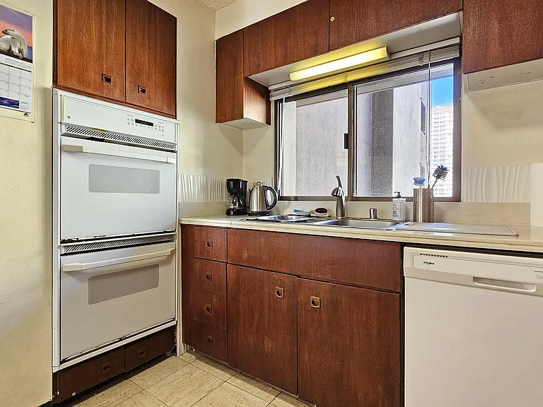 Double sink, 2 ovens, dishwasher