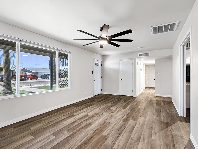 3702 W Tuckey Ln — Photo 9