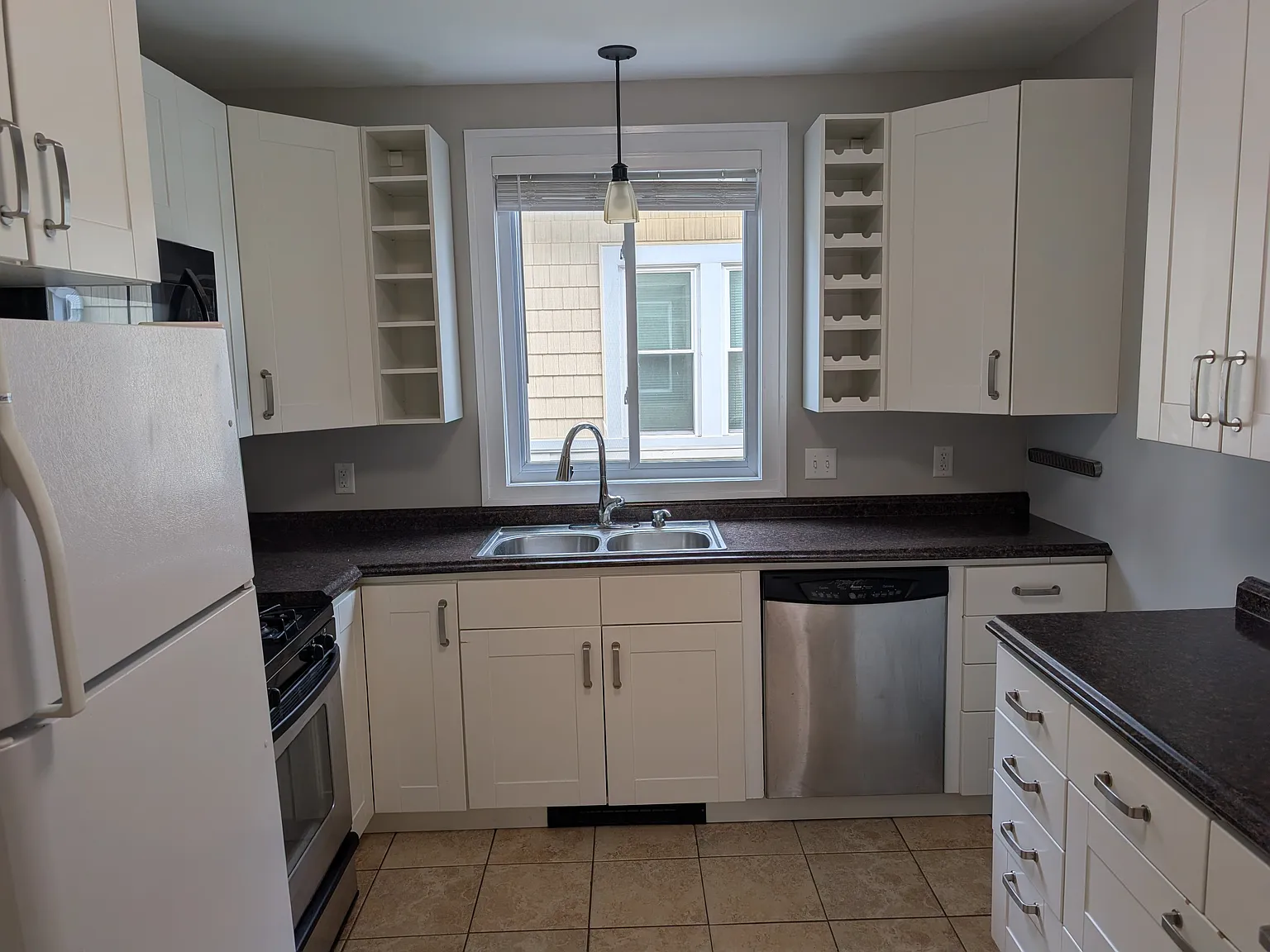 3 bed, 1300 sqft, $2,430 — Photo 3