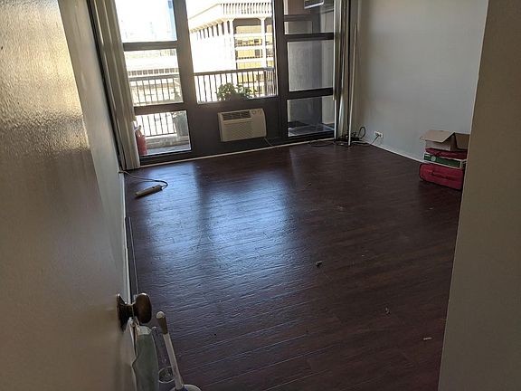 Bedroom (10 x 15 ft.)