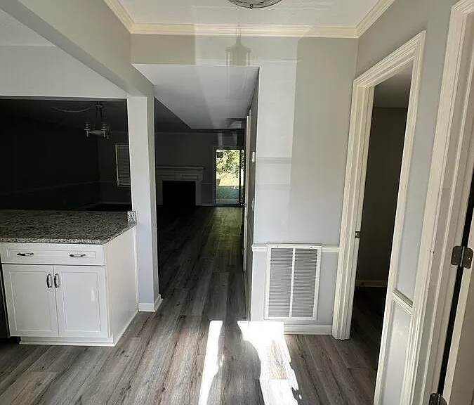 1062 Fairfax Dr — Photo 2