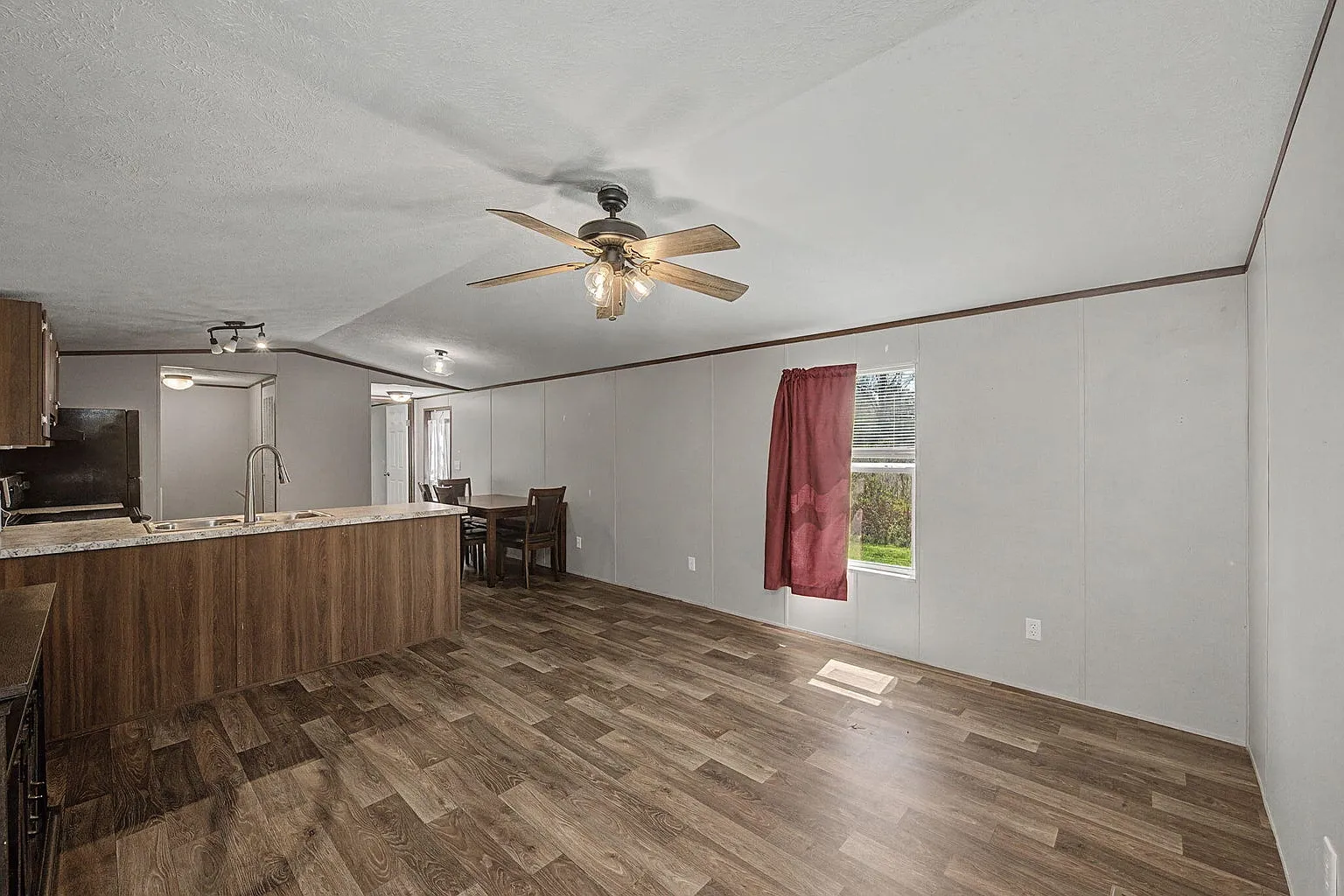 4 bed, $1,800 — Photo 4