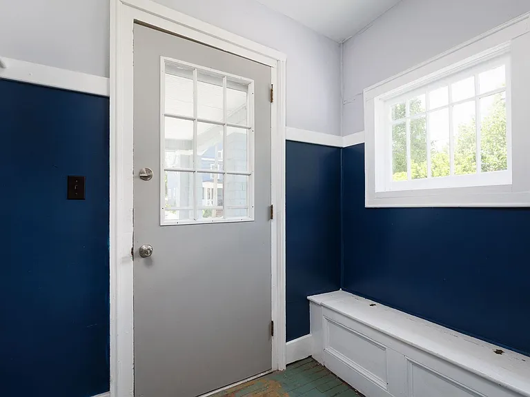 427 Flower Ave E — Photo 34