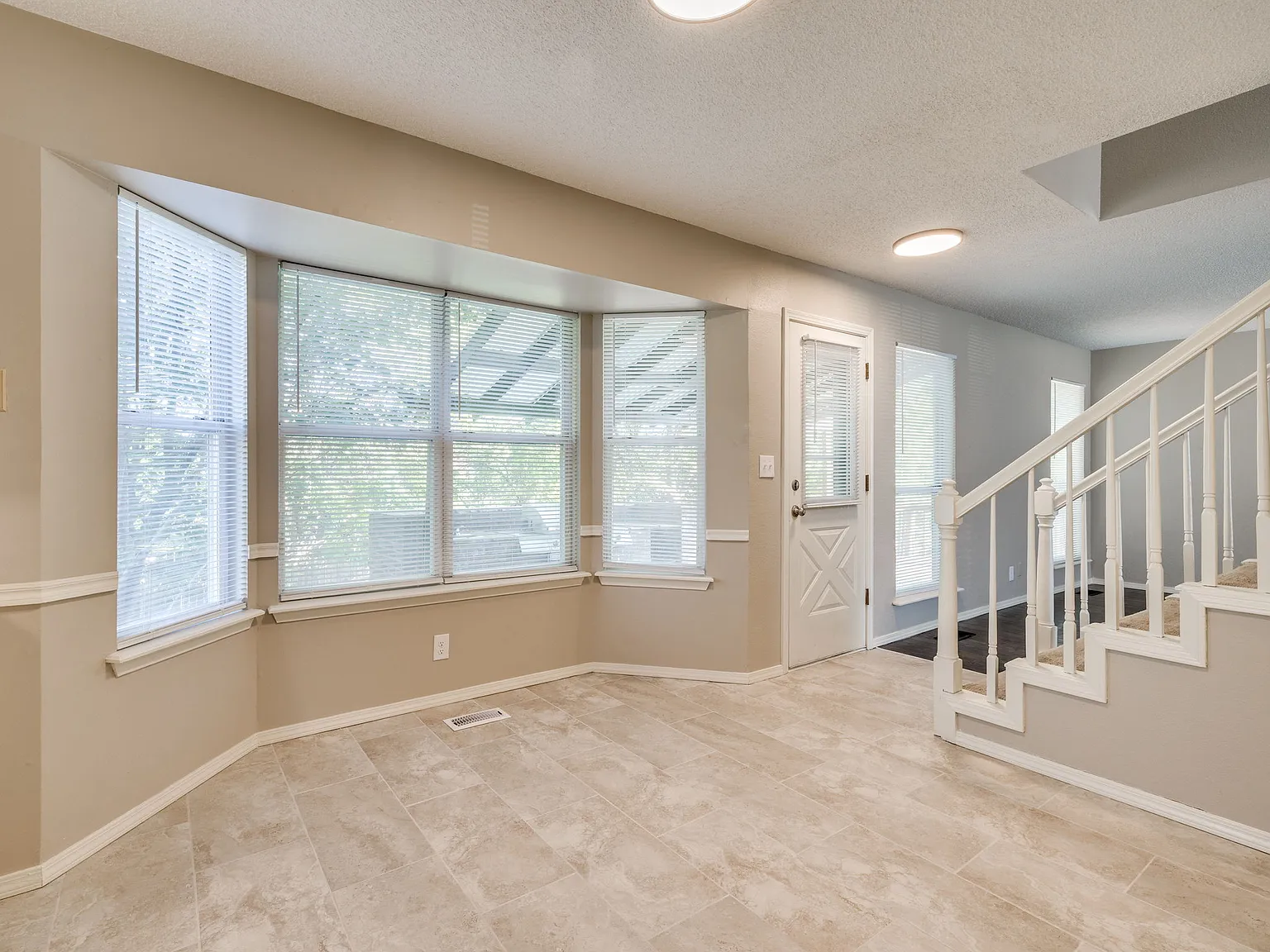3 bed, 2.5 bath, 1686 sqft, $1,925 — Photo 3