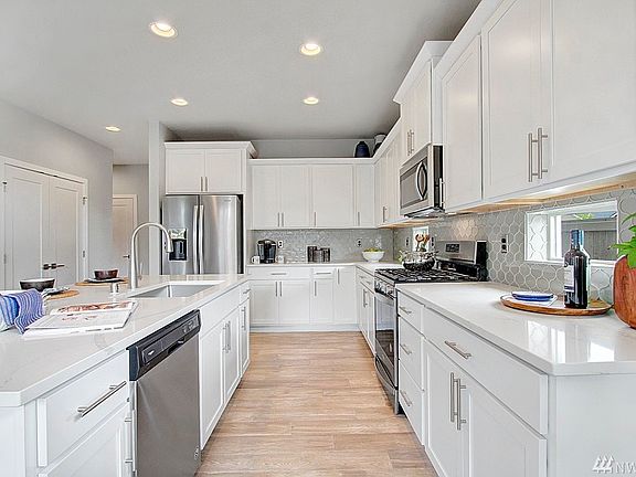 Photos are of the same floorplan in another Harbour Homes community and are meant for representation purposes only. Options and interior finishes will vary.