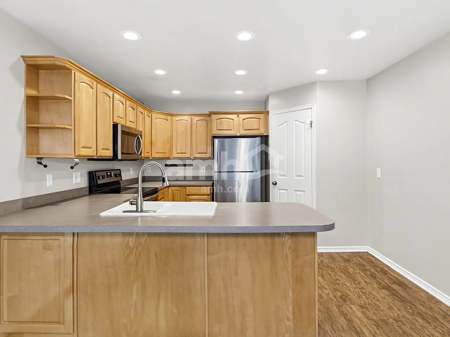 5 bed, 3.0 bath, 2909 sqft, $2,860 — Photo 4