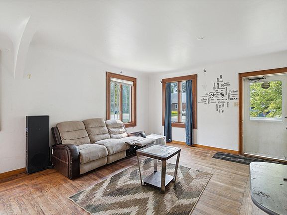 3rd image of 2942 N Michigan Ave
