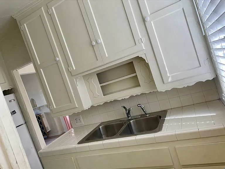 1046 N Crescent Heights Blvd — Photo 9