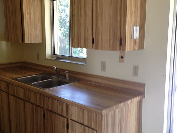 4th image of 394 Champlain Dr