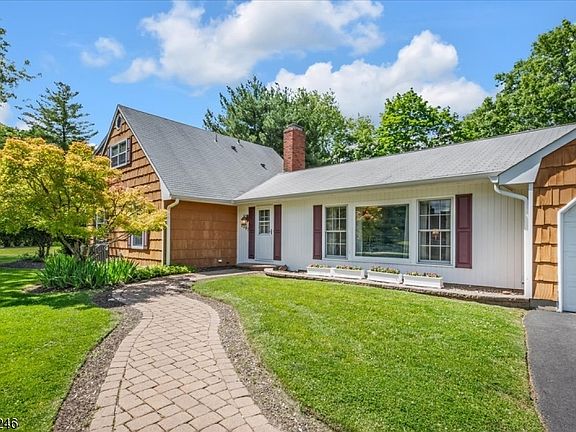 2nd image of 1097 Cambridge Ln