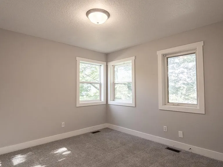 1602 Johnson St NE — Photo 10