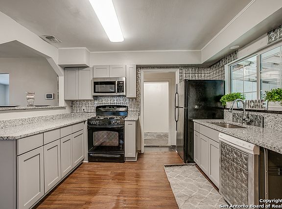 4th image of 207 Middlebury Dr