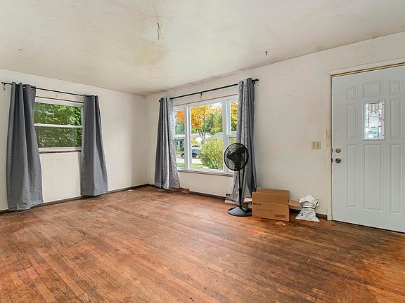 4th image of 2429 Southdale Dr