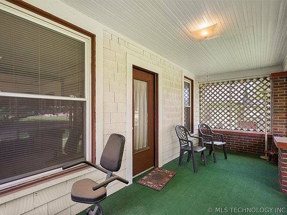 2nd image of 918 SE Delaware Ave
