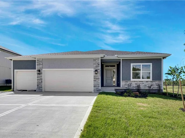 18585 W 195th St, Spring Hill, KS 66083